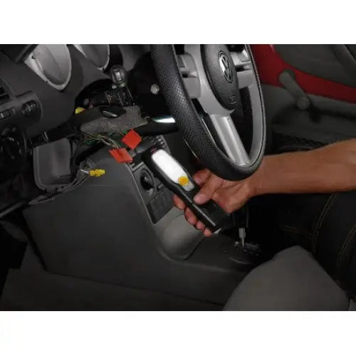 Verkstedslampe med LED, brukt under bilratt for å lyse opp ledninger bak dashbordet under reparasjon.