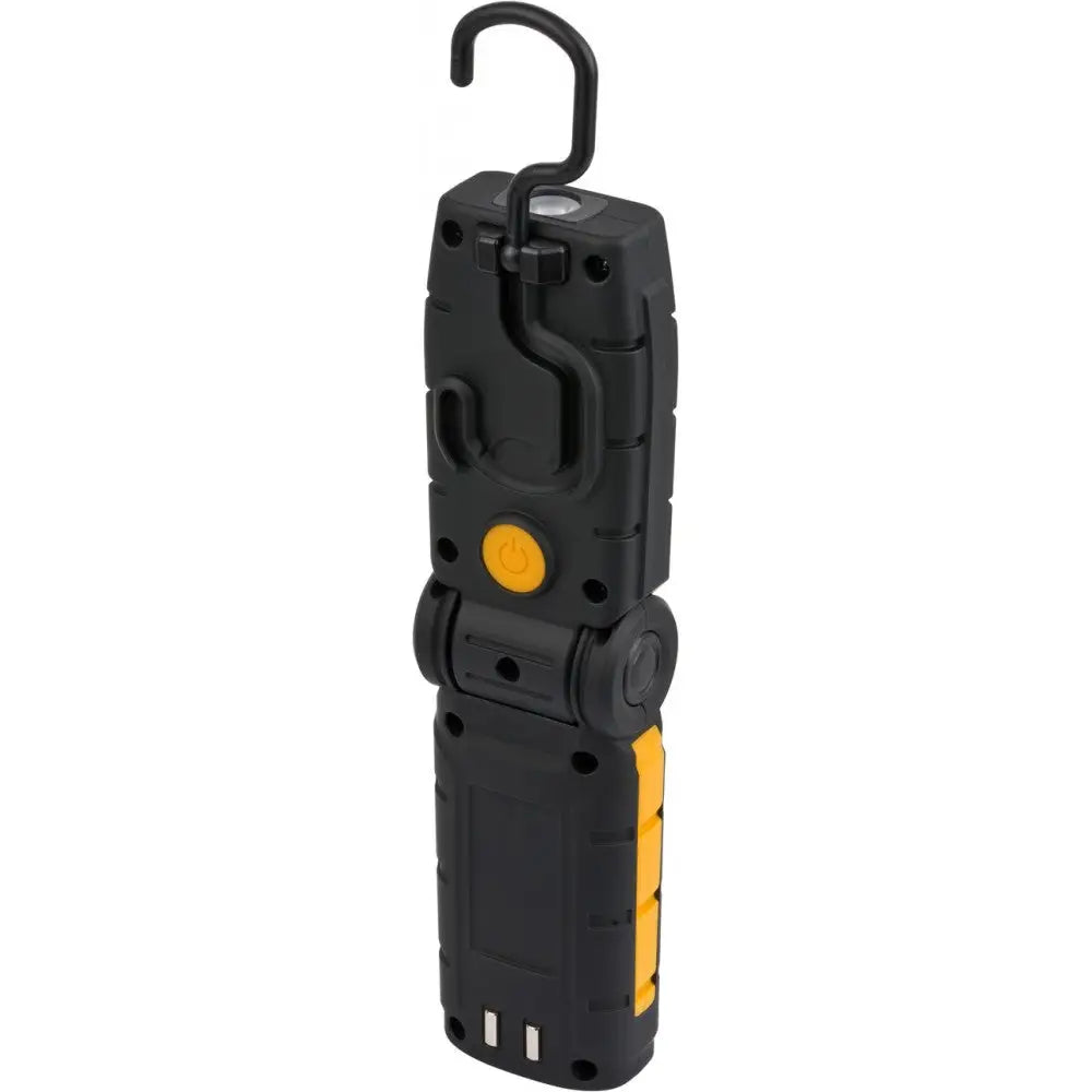 Verkstedslampe med LED, skråvisning som fremhever gummiert grep, gule detaljer og uttrekkbar krok.