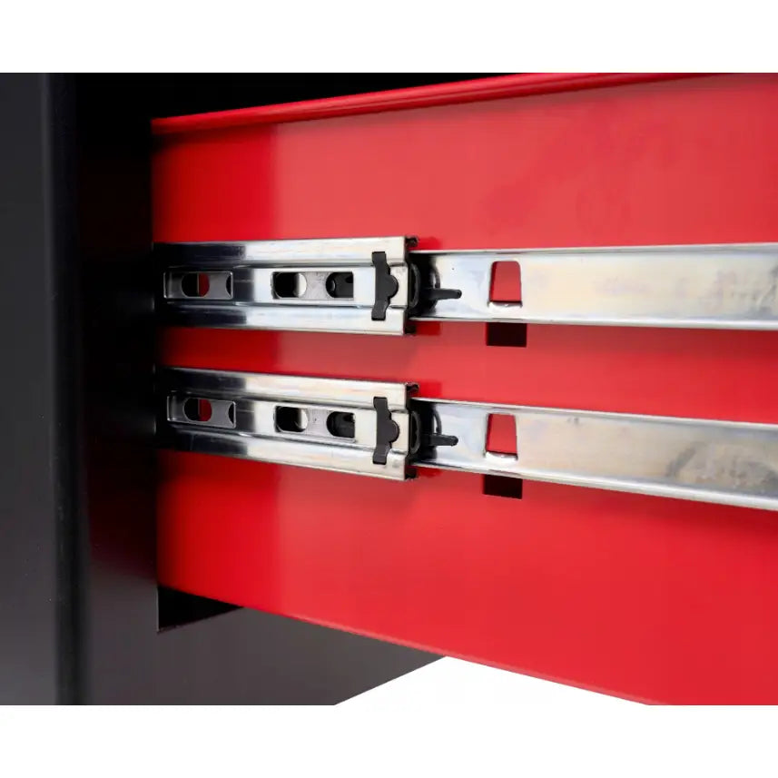 Metallskinner for uttrekkbar rød skuff, blank overflate montert i sort verkstedskap.