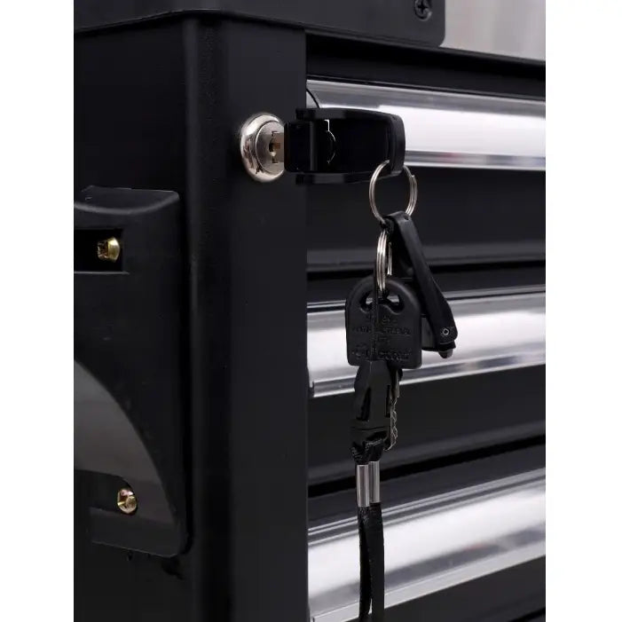 Verkstedsskap, nærbilde av låsens nøkkeldetalj med to svarte nøkler og sølvfargede håndtak.