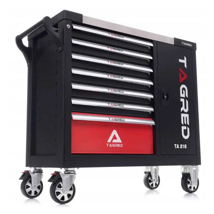 Verkstedsskap med seks skuffer og sidehåndtak, sort og rød finish, sett skrått med store hjul for mobilitet.