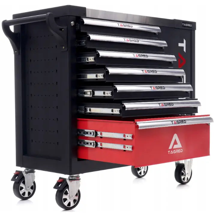 Verkstedsskap med seks skuffer, sort og rød, delvis åpne skuffer, fire hjul og håndtak fra skrå vinkel.