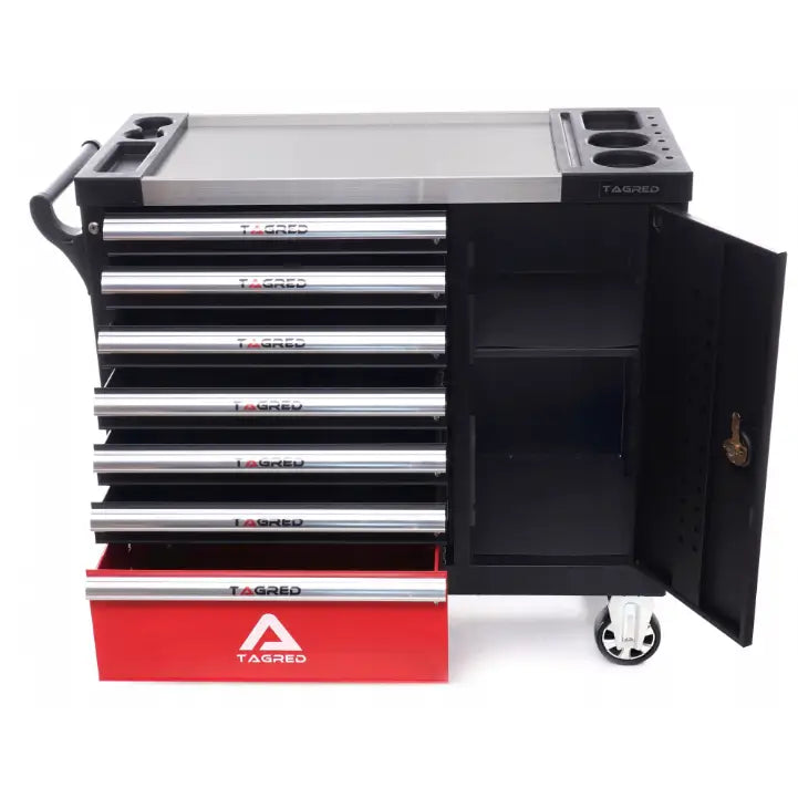 Verkstedsskap med seks skuffer, én rød skuff og skapdør åpne, store hjul og håndtak, sett forfra.