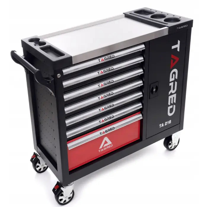 Verkstedsskap med seks skuffer, sølvfarget topplate og synlig logo, sett skrått ovenfra i detalj.