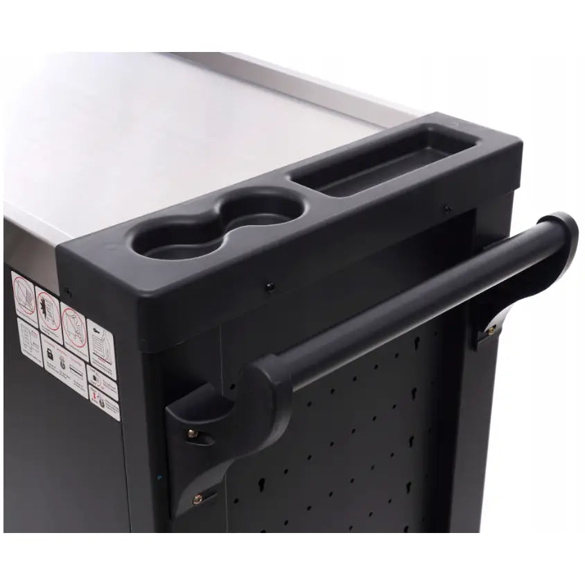 Verkstedsskap med håndtak, to koppholdere og avlangt oppbevaringsrom, sett skrått ovenfra med klistremerker.