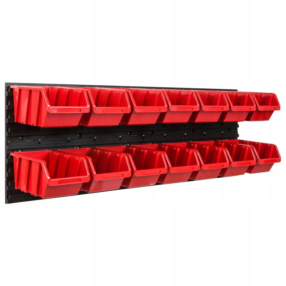 Verkstedstavle med 14 røde plastbokser montert på svart bakplate, sett skrått for tydelig visning av radene.