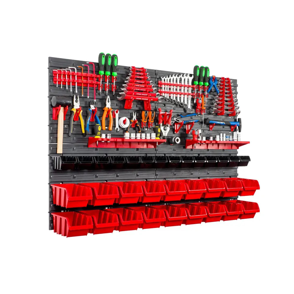 Verkstedstavle i sort plast med 32 røde bokser og håndverktøy, sett fra skrå vinkel mot venstre.