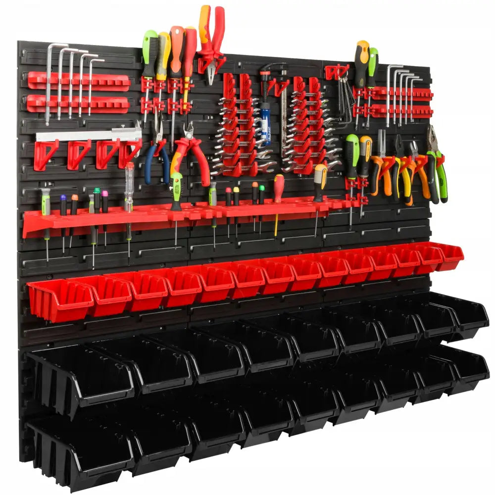 Verkstedstavle for verktøy, sort og rød vegg med kroker, holdere og 32 plastbokser fylt med verktøy.