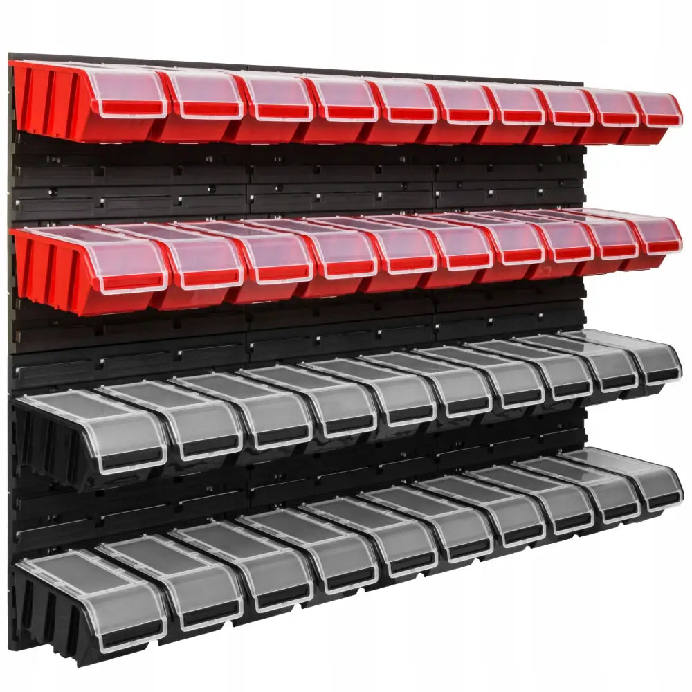 Verkstedstavle med 40 røde og grå plastbokser med gjennomsiktige lokk, sett rett forfra på vegg.