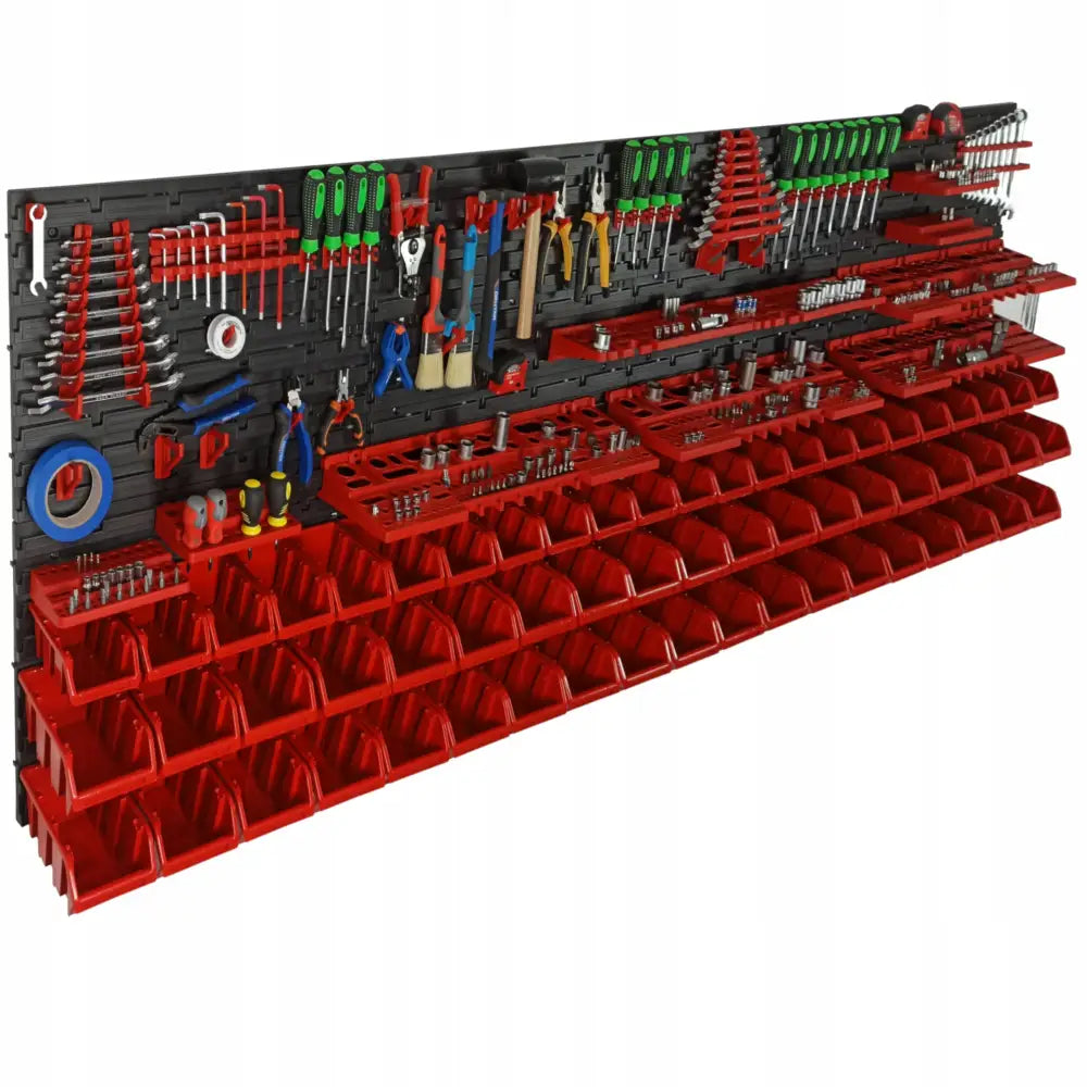Verkstedstavle for verktøy 230x78 cm, skråvisning med fyllte røde bokser og håndverktøy i sort plastoppheng.