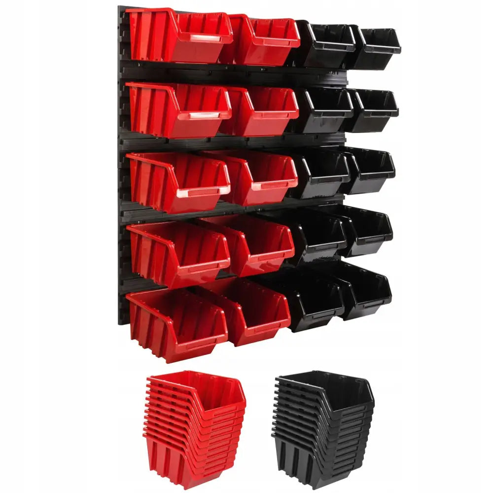 Verkstedstavle med røde og svarte plastbokser, skråvisning med ekstra bokser stablet foran for å vise kapasitet.