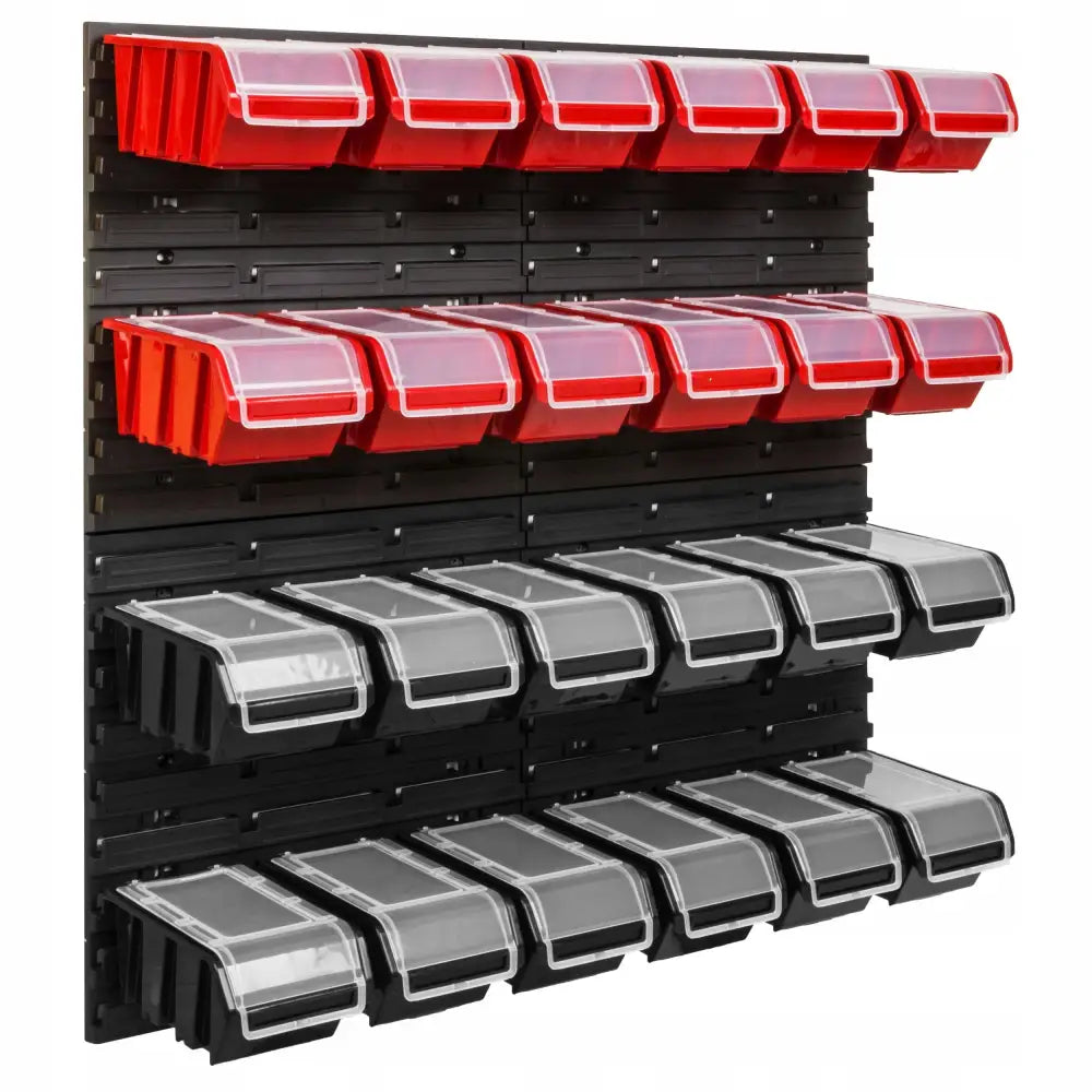 Verkstedstavle for verktøy med røde og svarte plastbokser, sett skrått forfra i flere rader med lokk.