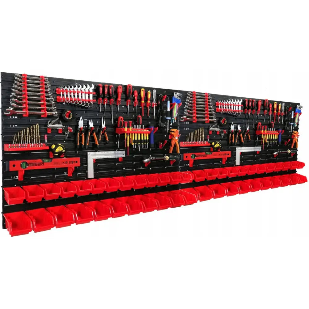 Verkstedstavle for verktøy, sort veggpanel med røde holdere og bokser, fullt utstyrt og sett rett forfra.