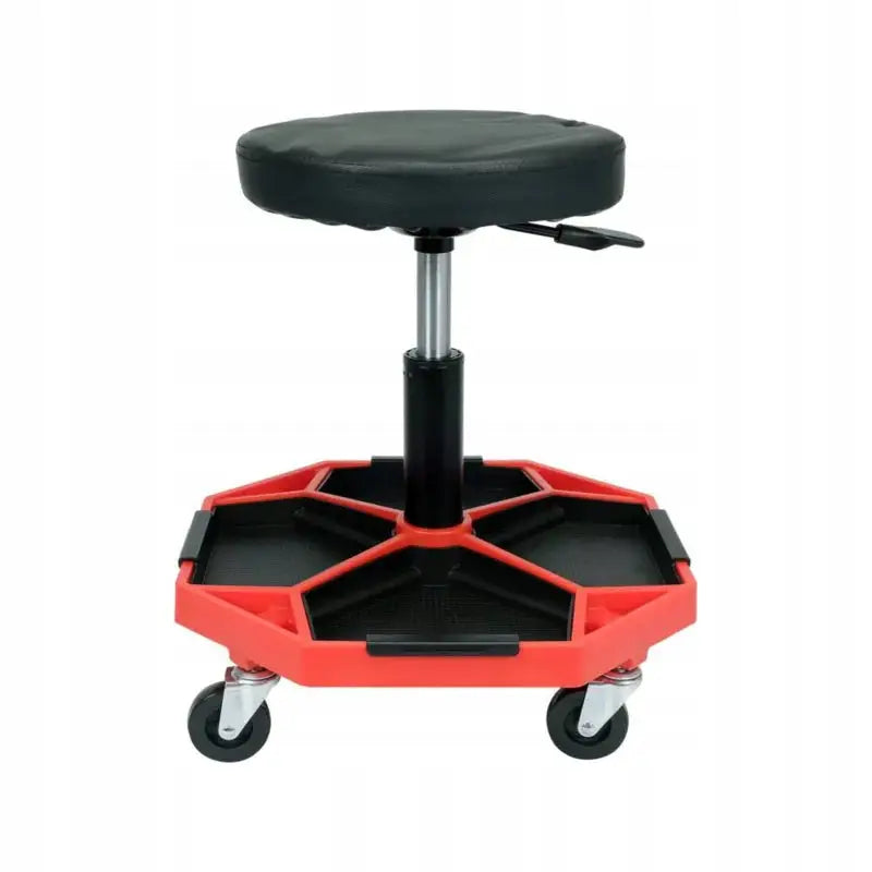 Verkstedstol Teleskopisk, sort krakk med polstret sete, rødt sekskantet understell og tre hjul sett forfra.