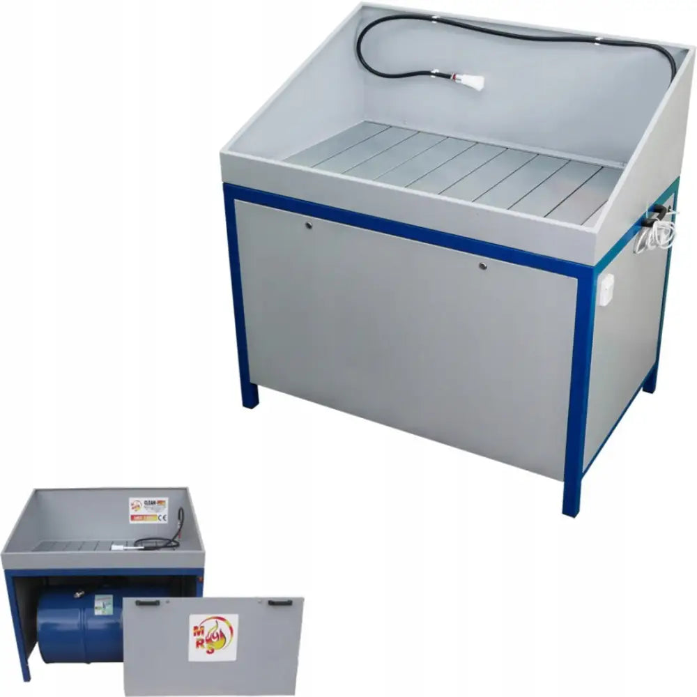 Verkstedsvasker med lukket krets, skråvisning som viser blå ramme, slange og rist i metallbunn.