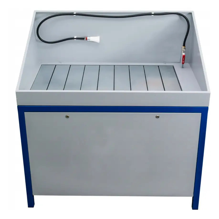 Verkstedsvasker med lukket krets, frontvisning med sort slange, rillede metallflater og blå kantdetaljer.