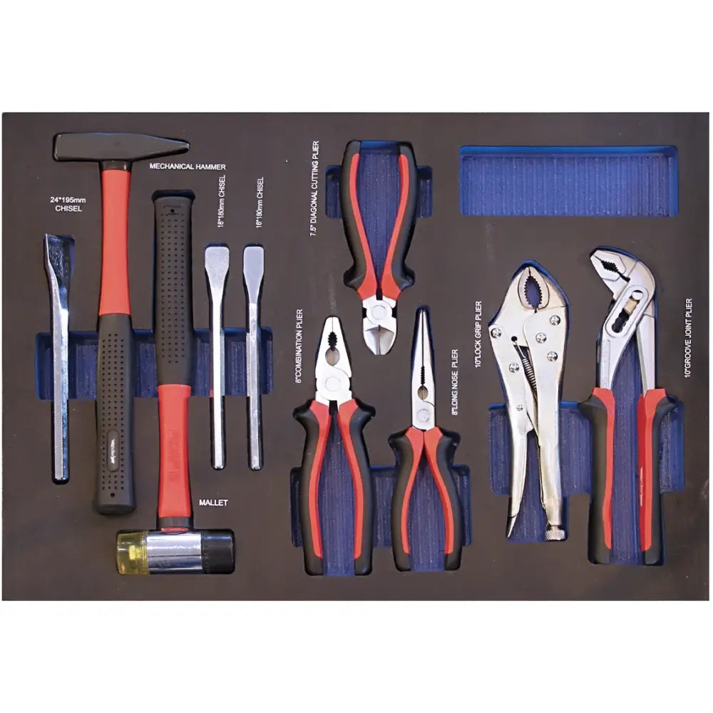 Håndverktøy fra verkstedsvogn, sortert i svart skuminnlegg med røde håndtak, sett ovenfra.