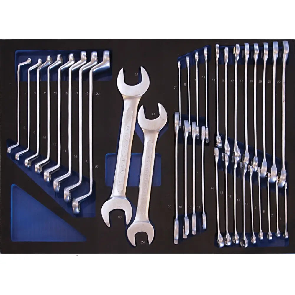 Sett med sølvfargede fastnøkler og ringnøkler i sort og blå skuminnsats, sett ovenfra.