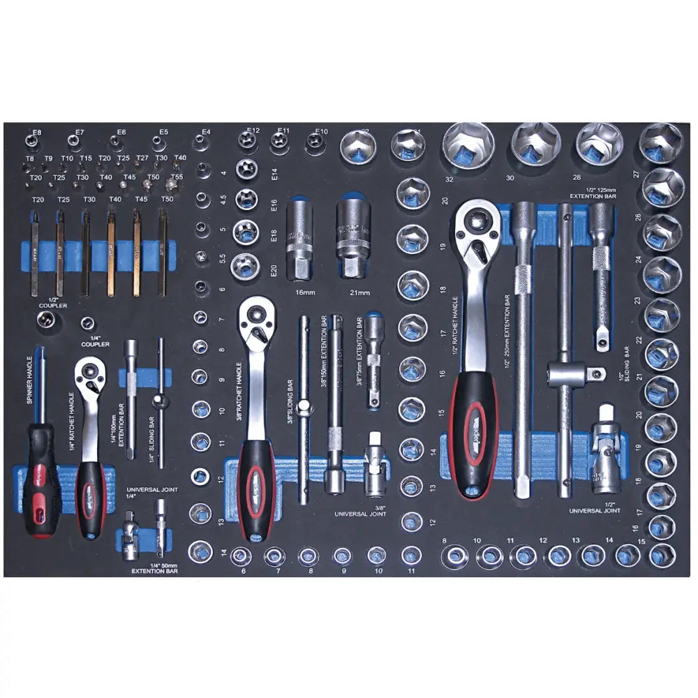 Sort verktøybrett fra verkstedsvogn, sett ovenfra med piper, skrallehåndtak og bits i skuminnlegg.