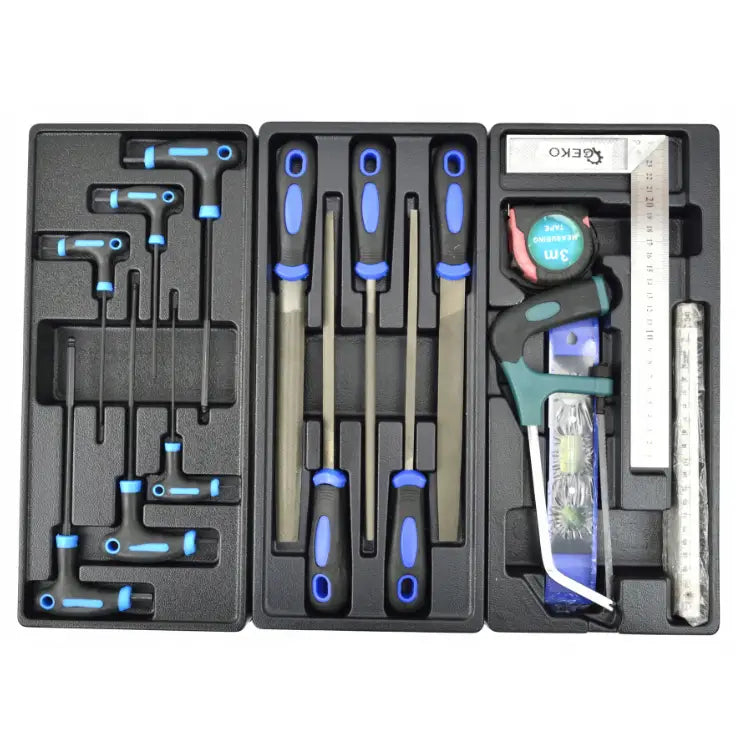 Håndverktøysett i svart plastinnlegg med sekskantnøkler, blå filhåndtak, sag, målebånd og linjal, sett ovenfra.