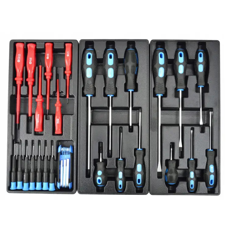 Skrutrekkere og unbrakonøkler med røde og sorte håndtak, sortert i plastbrett i verkstedsvogn, oversiktsbilde.