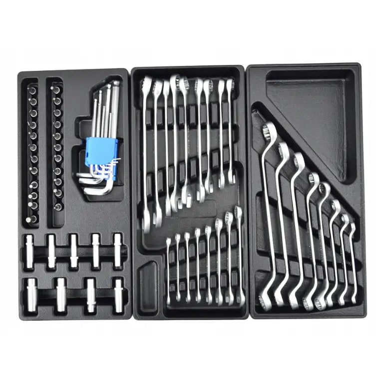 Sort plastbrett med sølvfargede skiftenøkler, piper, bits og unbrakonøkler sortert i egne rom.