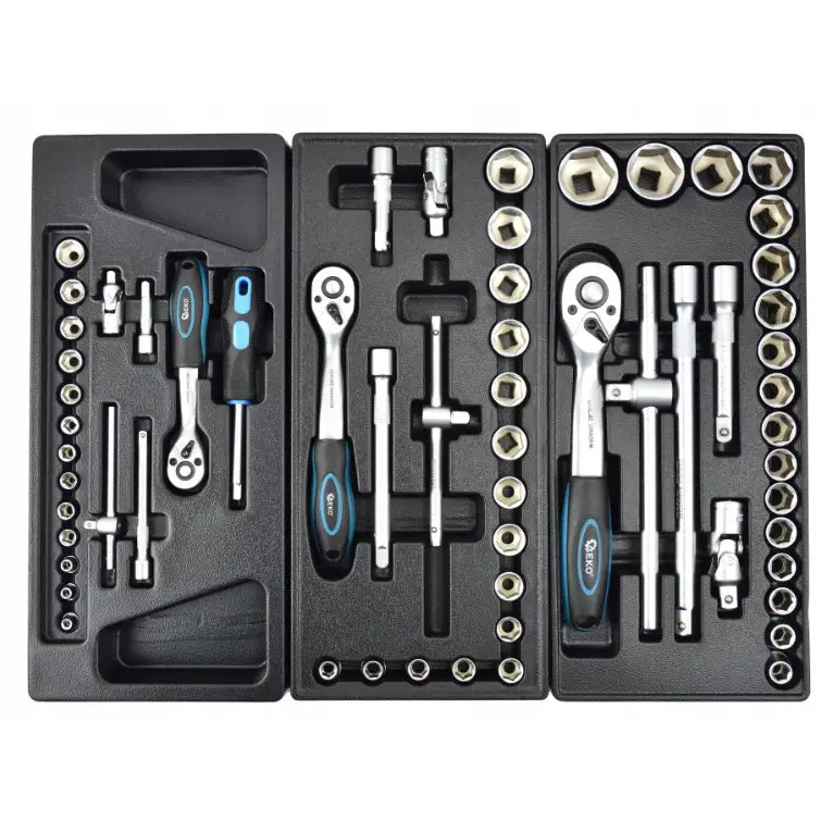 Sort plastbrett med pipenøkler, skrallehåndtak og forlengere i krom, ordnet i tre seksjoner ovenfra.