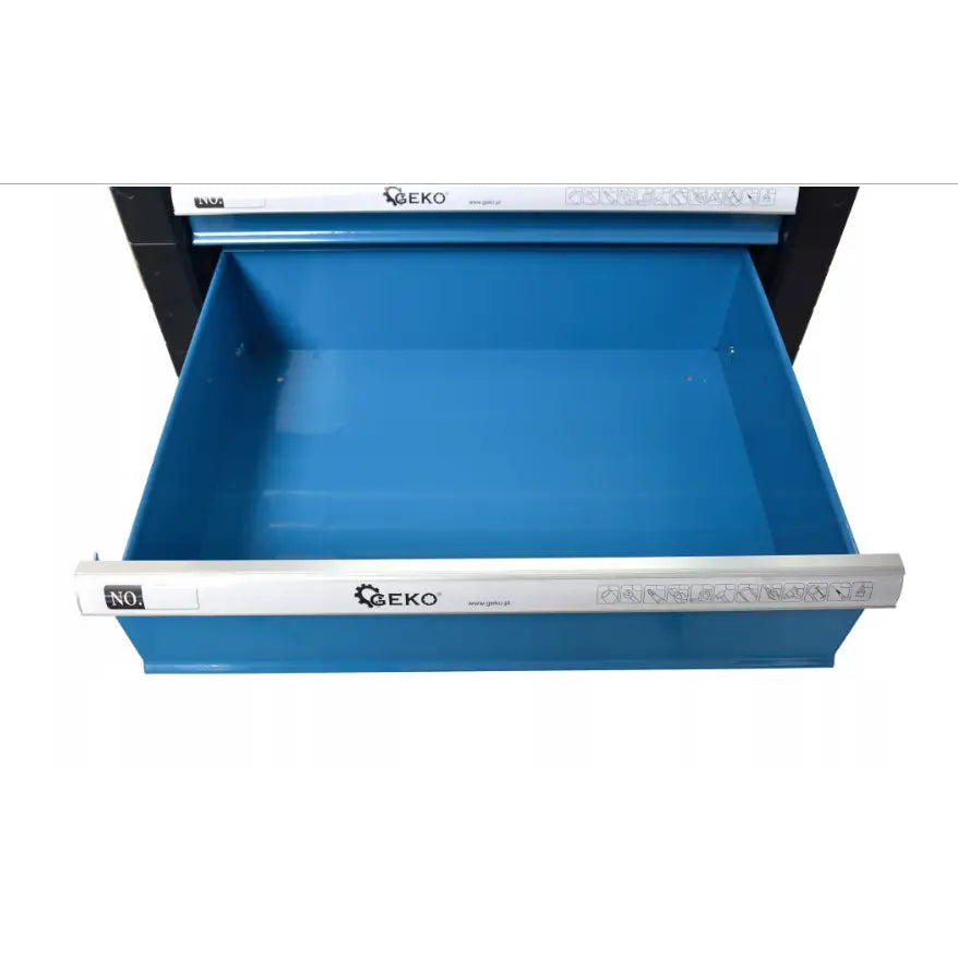 Verkstedsvogn, nærbilde av tom blå metallskuff sett ovenfra med sølvfarget håndtak og logo.