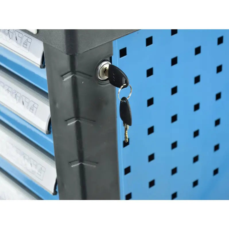 Verkstedsvogn med 7 skuffer, blå metall, nærbilde av lås med nøkkel og perforerte sider med hull.