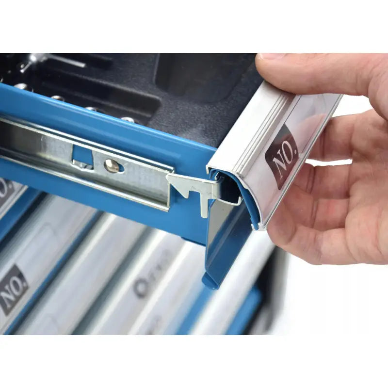 Verkstedsvogn, nærbilde av blå metallskuff som trekkes ut, fokus på etikett med "NO." på fronten.