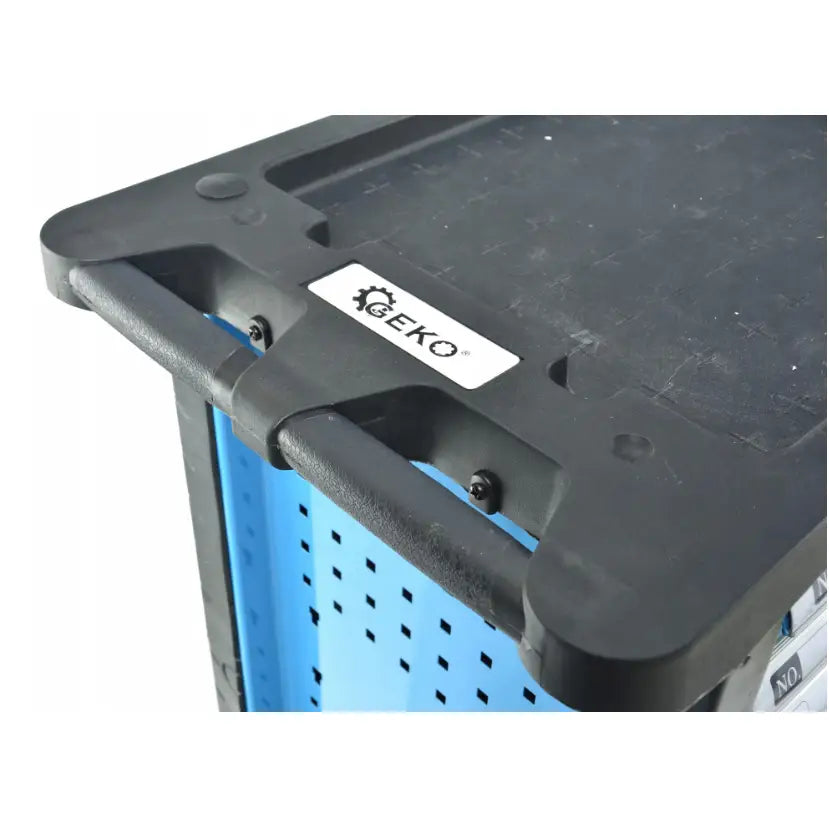 Verkstedsvogn med 7 skuffer, nærbilde av sort plasthåndtak og blå perforert metallside med synlig logo.