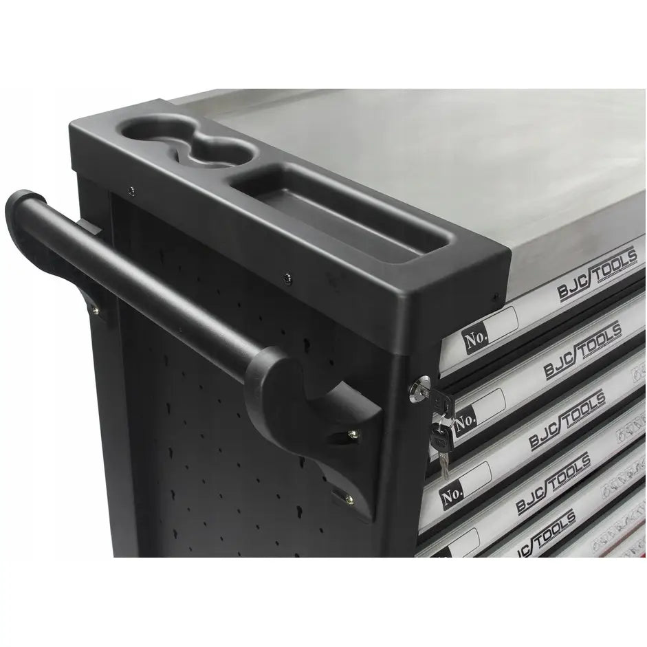 Verktøyvogn med syv skuffer, BJC TOOLS-logo, håndtak og åpne smådelsrom på toppen, sett skrått.
