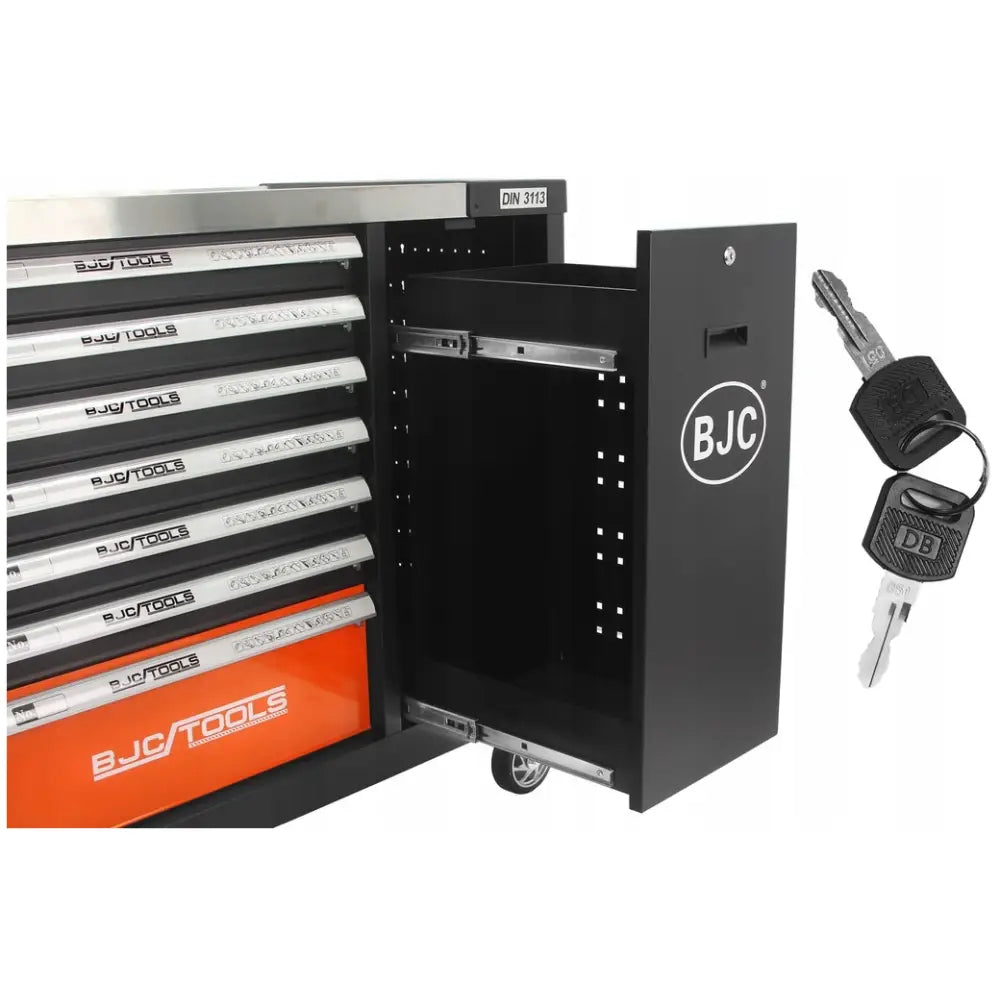 Verkstedsvogn med 7 skuffer, sort og sølv, sidevisning med stor uttrekksskuff og to nøkler ved siden av.
