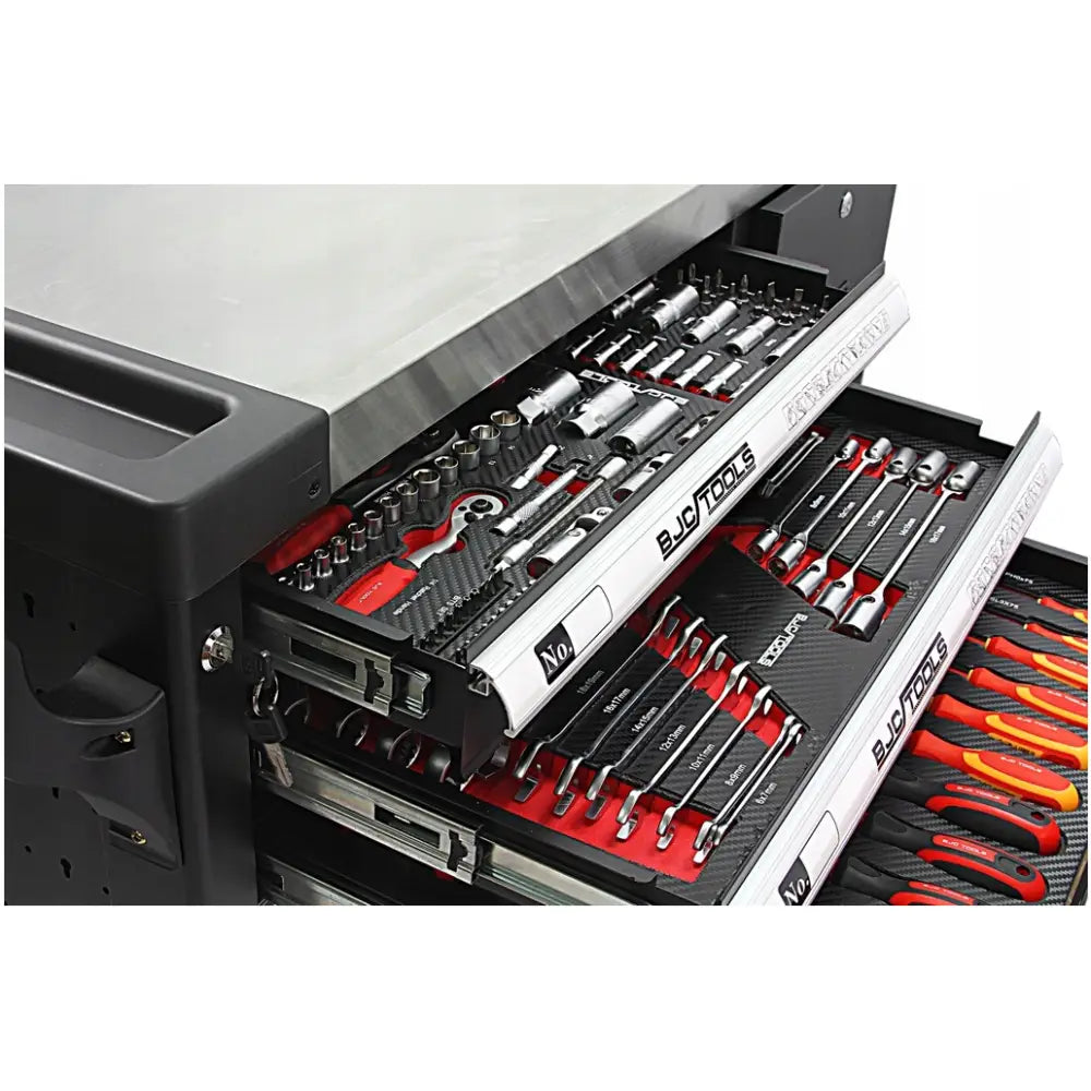 Verkstedsvogn med 7 skuffer, nærbilde av sortert håndverktøy i åpne skuffer fra skrå vinkel.