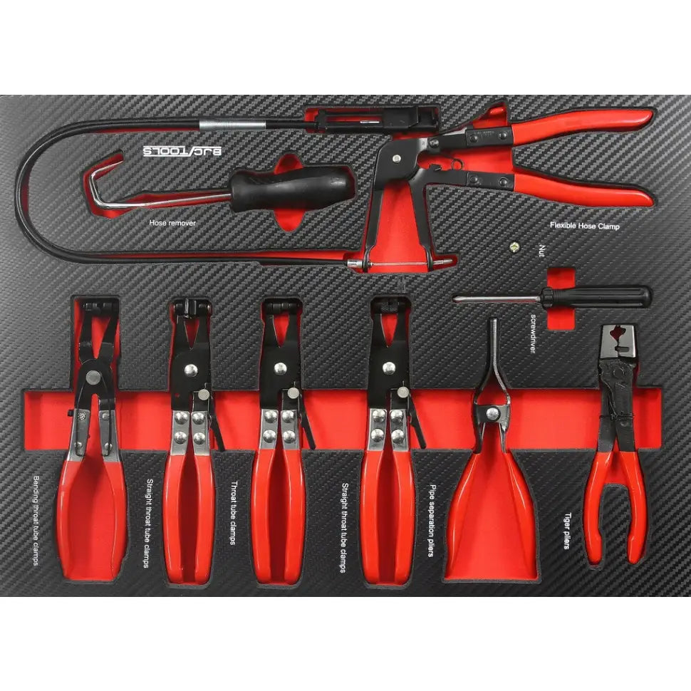 Verkstedsvogn med 7 skuffer, sort og rødt verktøysett i karbonmønstret skuminnlegg sett ovenfra.