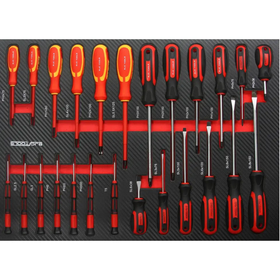 Skrutrekkersett med sorte og røde eller røde og gule håndtak, organisert i åpen skuff, sett ovenfra.