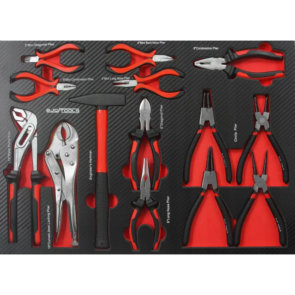 Verkstedsvogn med 7 skuffer, oversiktsbilde av verktøysett med tenger, hammer og skrutenger på karbonmønstret bakgrunn.