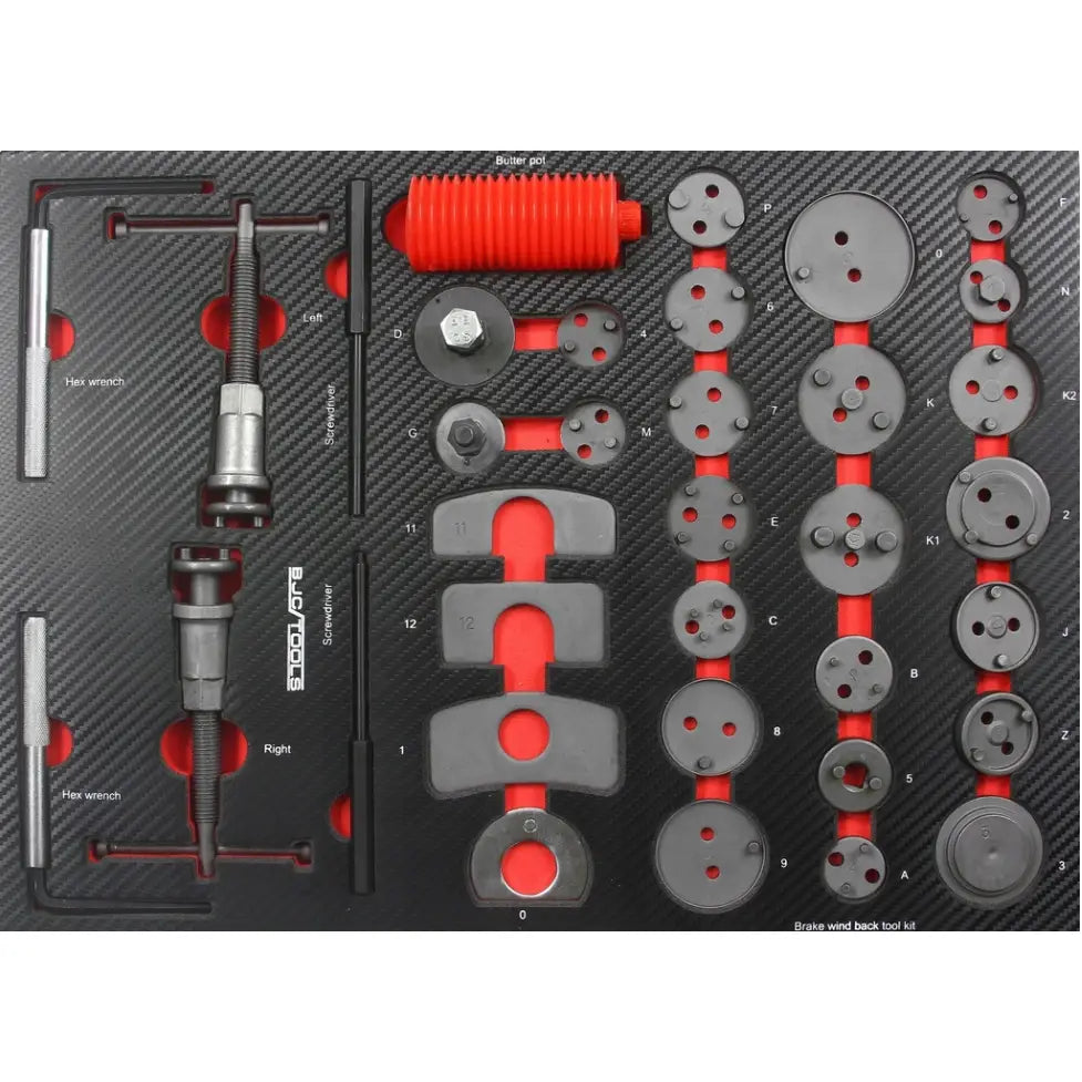Verktøysett fra verkstedsvogn, sett ovenfra med sort og rød innredning og ulike metallverktøy organisert.