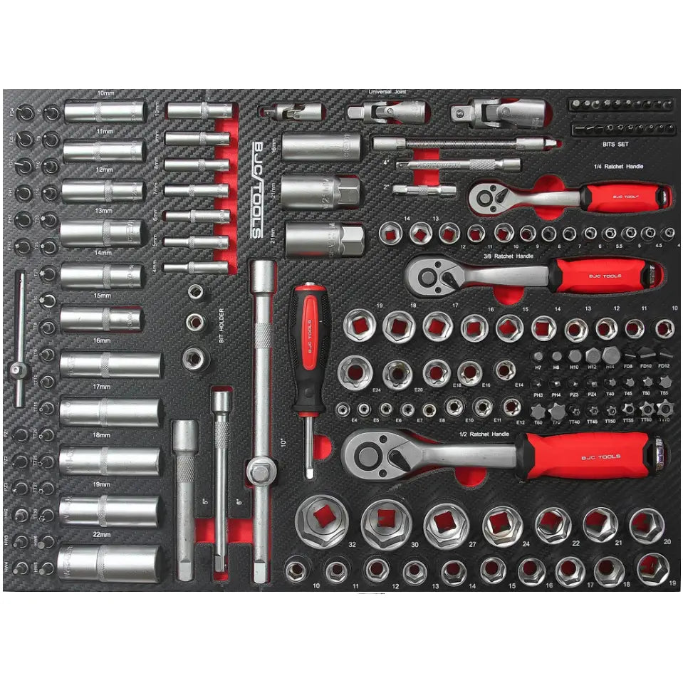 Verktøysett med piper, skrallehåndtak og bits, sort innlegg med røde detaljer og tydelig merkede størrelser.