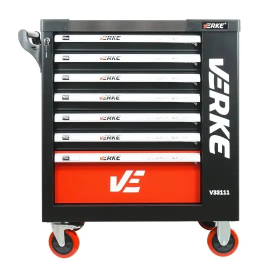 Verkstedsvogn med seks skuffer, røde hjul og tydelige logoer, sett rett forfra mot hvit bakgrunn.