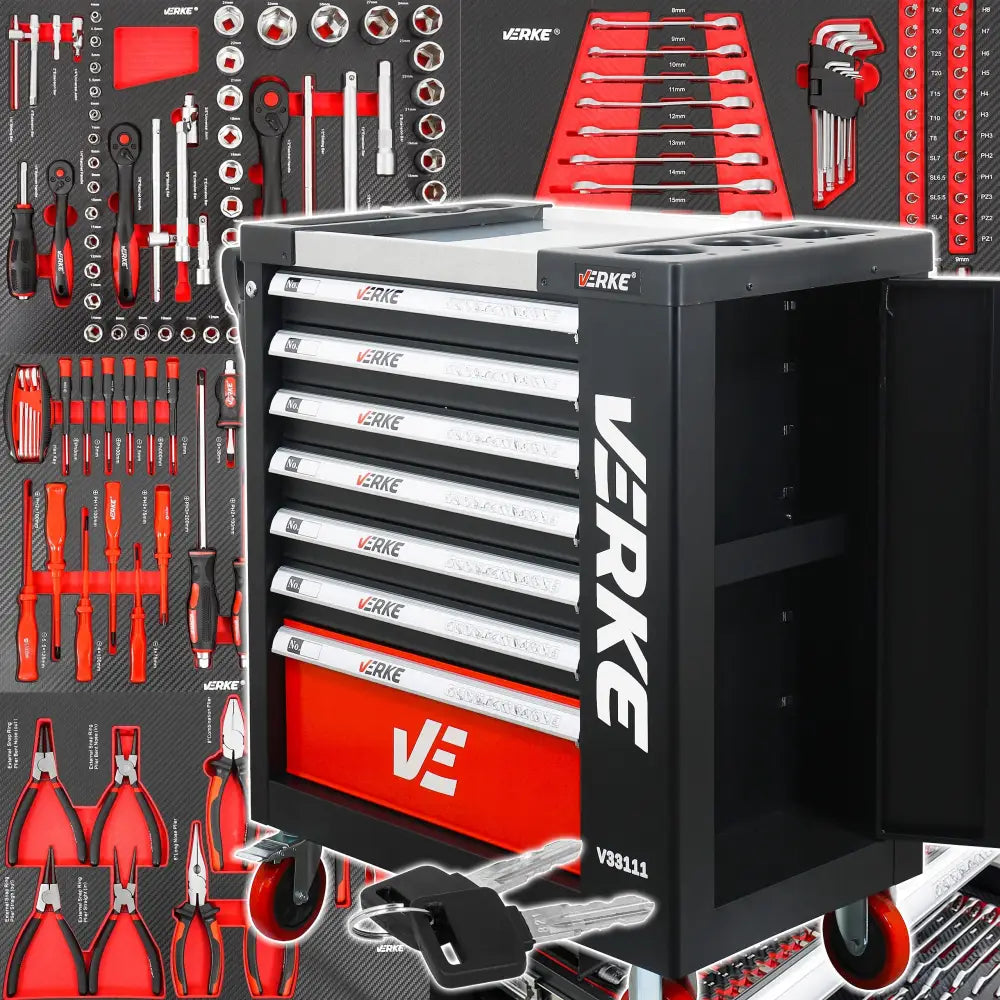 Verkstedsvogn med verktøy, skrå vinkel som fremhever hvite skuffer, fylt bakgrunnstavle og to nøkler foran.