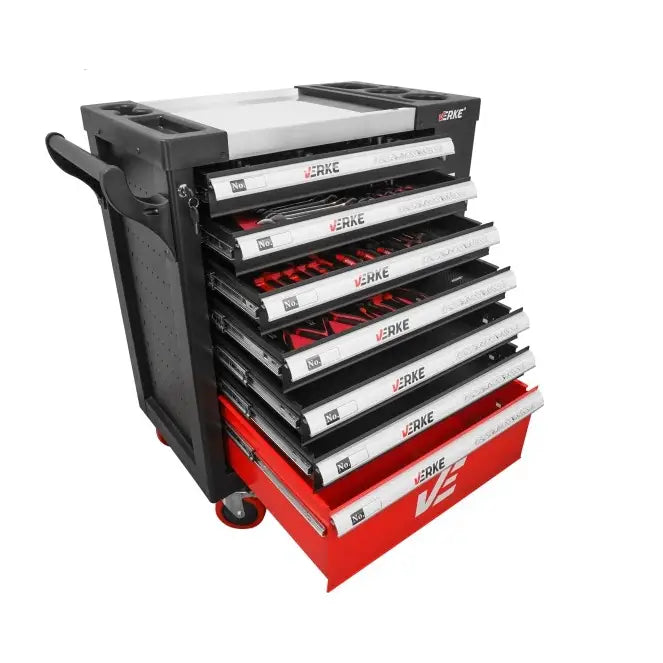 Verkstedsvogn med verktøy, sort og rød modell vist skrått med åpne skuffer som fremhever sortert innhold.