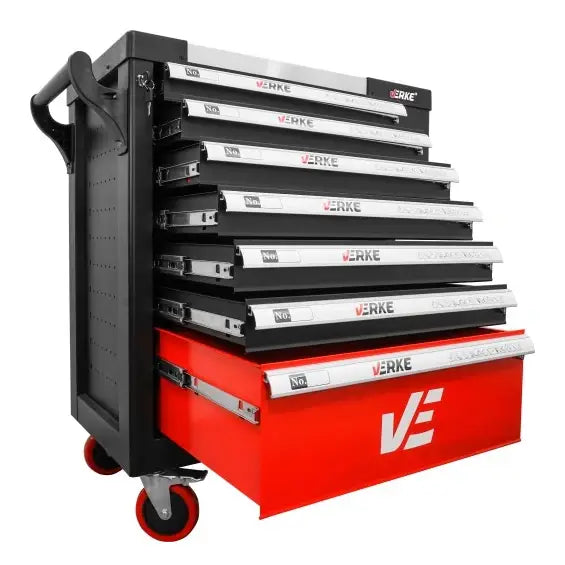 Verkstedsvogn med verktøy, sort og rød metallvogn fra siden, åpne skuffer, sølvhåndtak og hjul.