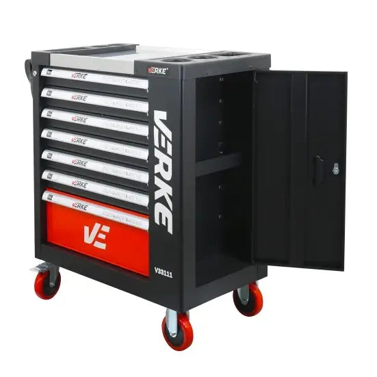 Verkstedsvogn med seks skuffer, åpen sidedør og røde hjul, sett skrått forfra i metallfinish.