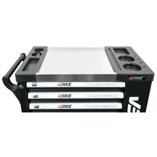 Verkstedsvogn med verktøy, sett ovenfra med åpne skuffer og organiseringsrom for smådeler på topplokket.