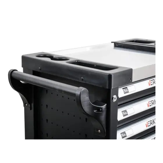 Verkstedsvogn med verktøy, sidevisning som fremhever håndtak, integrerte oppbevaringsrom og merkede skuffer.