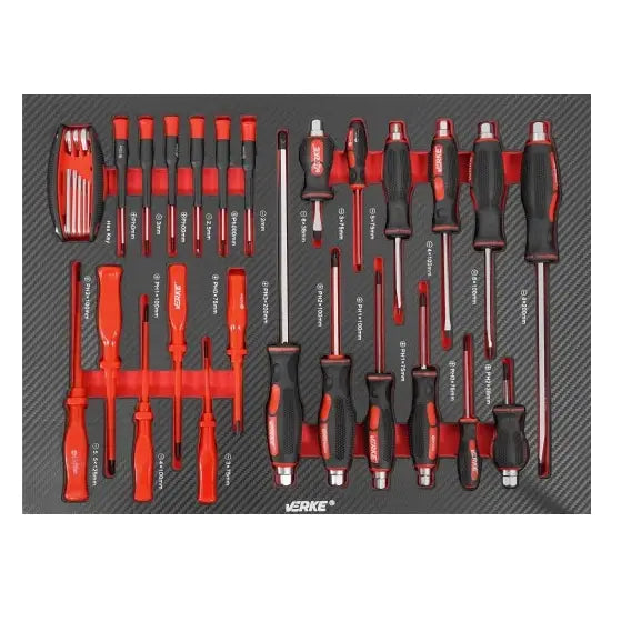 Skrutrekkere og bits i ulike størrelser, oversiktsbilde av sort og rød skuminnsats med organisert oppsett.