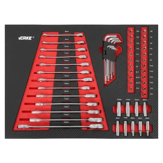 Verkstedsvogn med verktøy, oversiktsbilde av sort og rødt sett med fastnøkler, umbrakonøkler og bits i skuminnlegg.