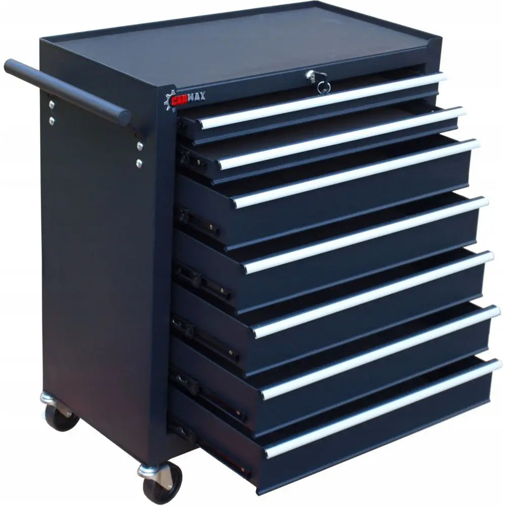 Sort verktøyskap med syv skuffer, sølvhåndtak, lås øverst og store hjul, sett fra skrå vinkel.