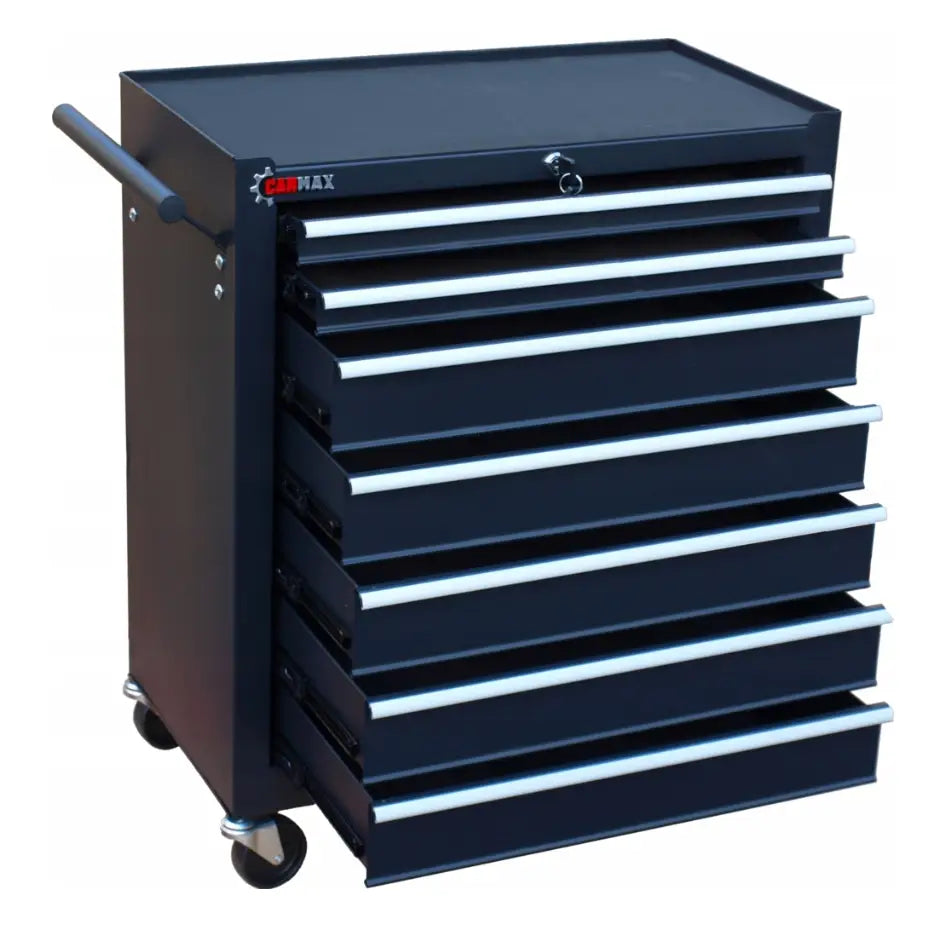 Verkstedsvogn i svart metall med syv skuffer, sølvhåndtak, fire hjul og sidehåndtak, sett fra siden.